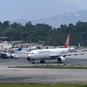 Flugzeug fängt bei Landung Feuer