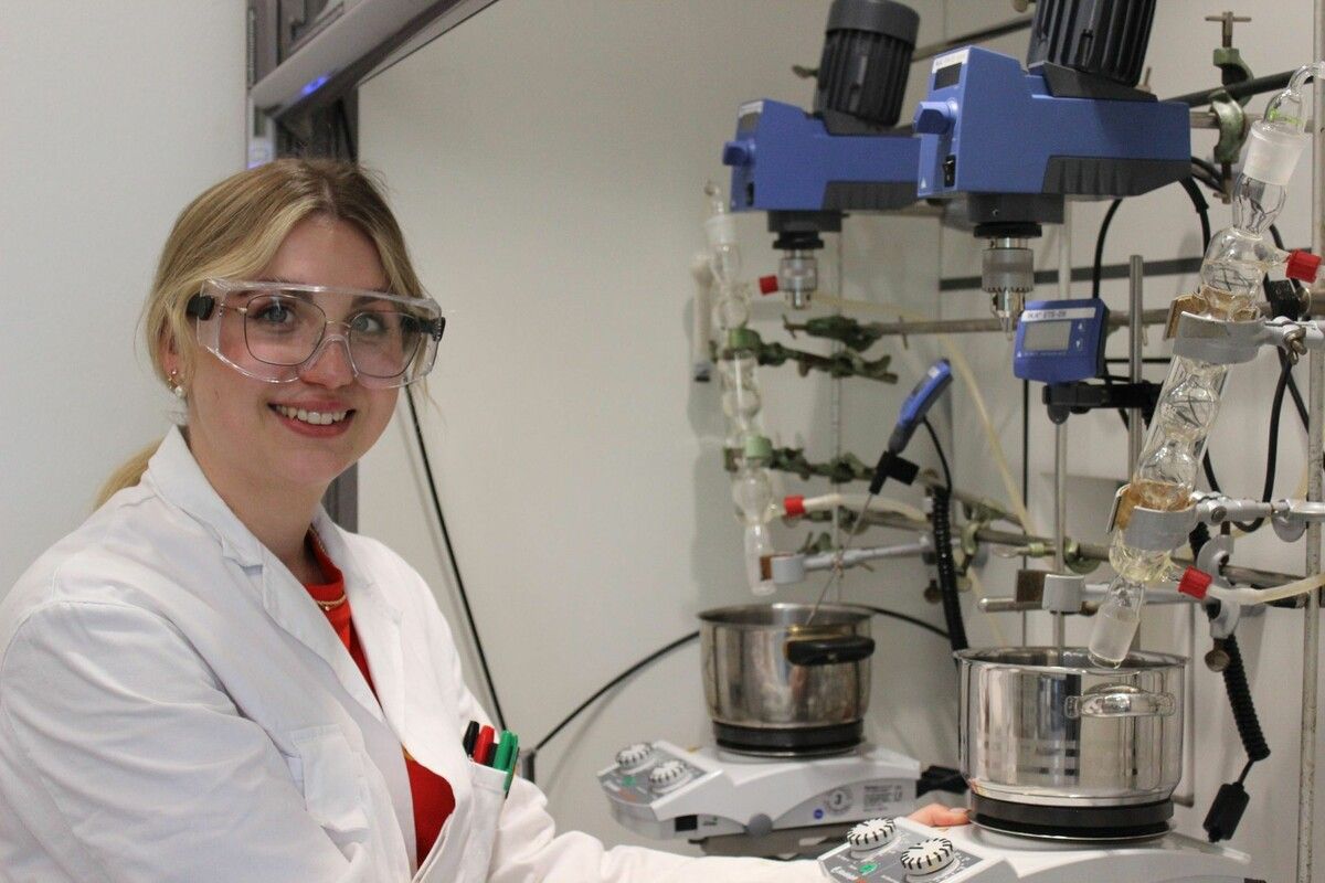 Doktorandin Lena Nigsch im neuen Transferzentrum für Kreislaufwirtschaft in der Textilindustrie. ⇒Universität Innsbruck