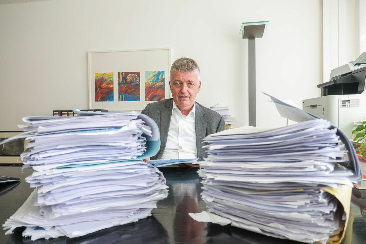 Dr. Karl Schelling ist Bau- und Liegenschaftsexperte. Der Rechtsanwalt geht mit überbordender Bürokratie hart ins Gericht.⇒ VN/PS