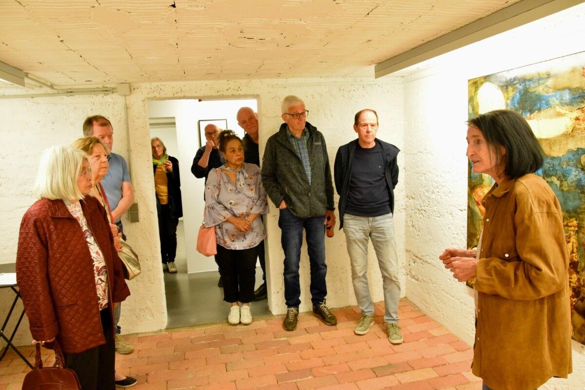 Druckgrafikerin Eva Hörschläger (r.) führt durch ihre Ausstellung in der MAP Kellergalerie in Schruns. ⇒SCO (3)