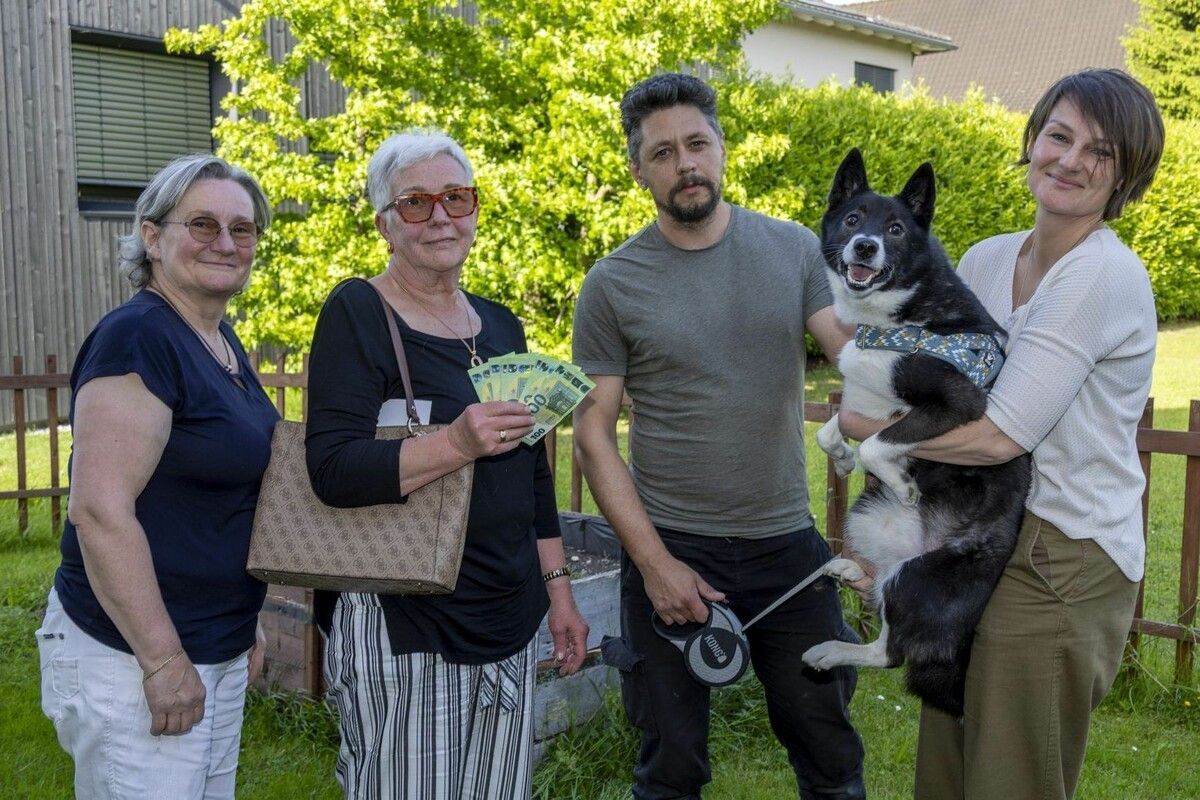 Edith Spiegel, Gertraud Bargehr, Artem Yevtushenko und Maryna Liapina (v.l.n.r.) bei der Spendenübergabe. Hund Akki sucht noch ein Zuhause. ⇒VN/Paulitsch