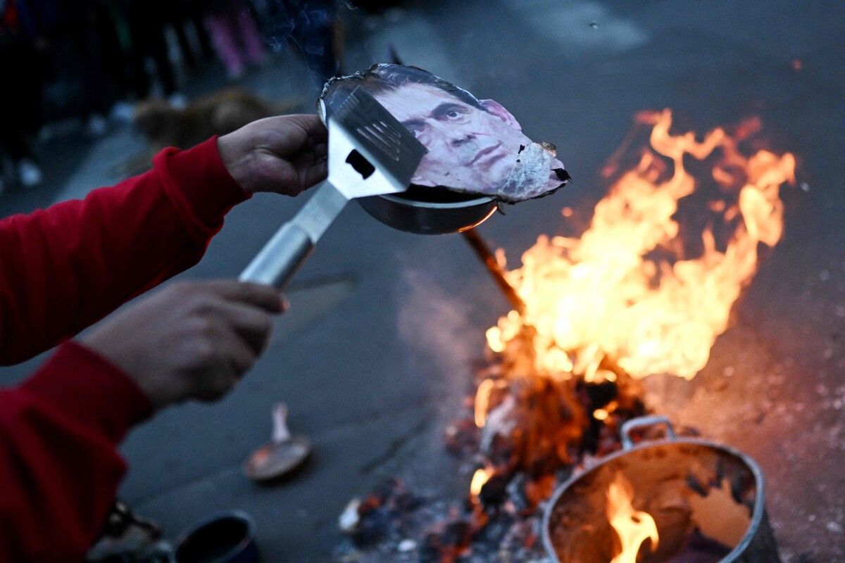 Ein Demonstrant hat während einer Protestkundgebung gegen die Regierung in La Paz eine mannshohe Holzfigur verbrannt, die den bolivianischen Präsidenten Rodrigo Paz darstellt.