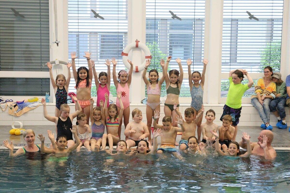 Ein Gruppenbild mit den Schülern am allerletzten Schwimmkurs im Hallenbad des LKH Rankweil.⇒AME