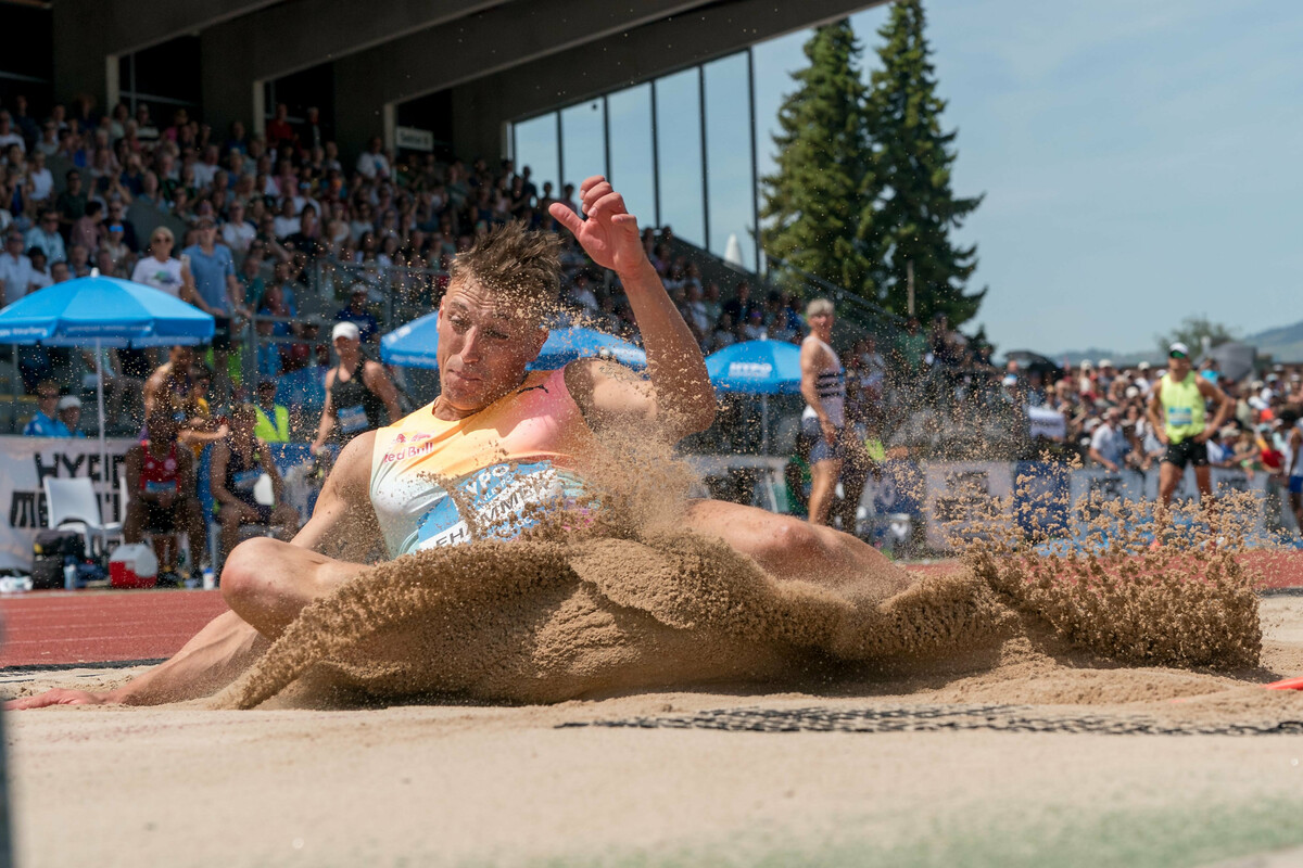 Ein historischer Moment: In seinem zweiten Versuch Im Weitsprung flog Ehammer auf herausragende 8,51 Meter und übertraf damit seinen eigenen Weltrekord innerhalb eines Zehnkampfs aus dem Jahr 2022 um weitere sechs Zentimeter.⇒VN/Stiplovsek
