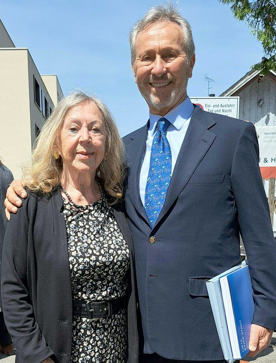 Ein lang ersehntes Wiedersehen: Robert Kasirer traf bei seinem Besuch in Bregenz auf seine ehemalige Babysitterin Roswitha Steger.⇒APA/Hofer