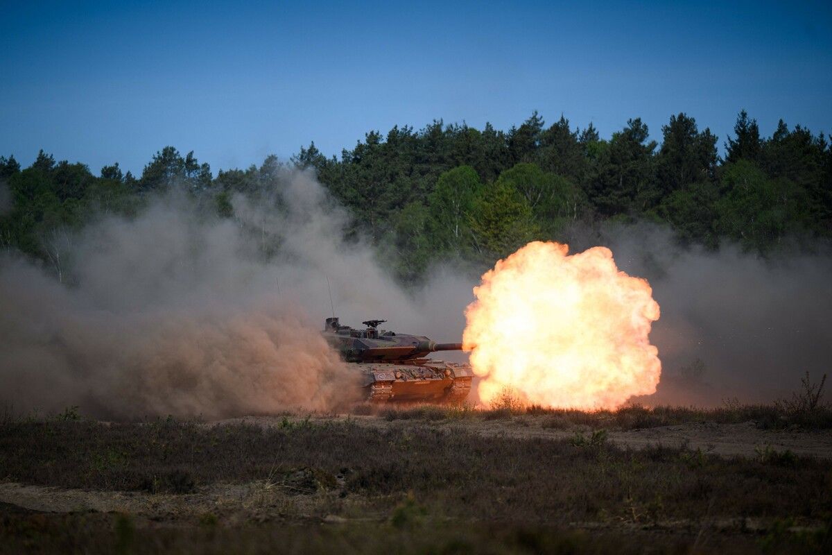 Ein Leopard-2A6-Panzer feuert bei einer Vorführung für den deutschen Kanzler in einer Bundeswehr-Kaserne in Munster.
