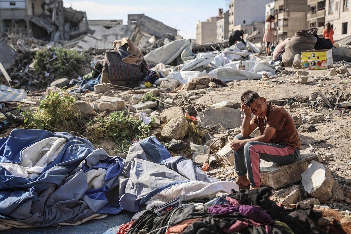 Ein palästinensischer Junge sitzt in Gaza-Stadt an der Stelle eines israelischen Angriffs auf Unterkünfte vertriebener Familien, bei dem zehn Palästinenser getötet wurden. AFP (5)