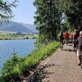 Mit Wanderstab und ­E-Bike hinaus ins Grüne