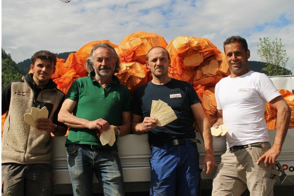 Eine Arbeitsgemeinschaft Mellauer Schindeler – Christoph und Albert Hager, Jan Matt und Stefan Moosbrugger (v. l.).⇒STP (2)