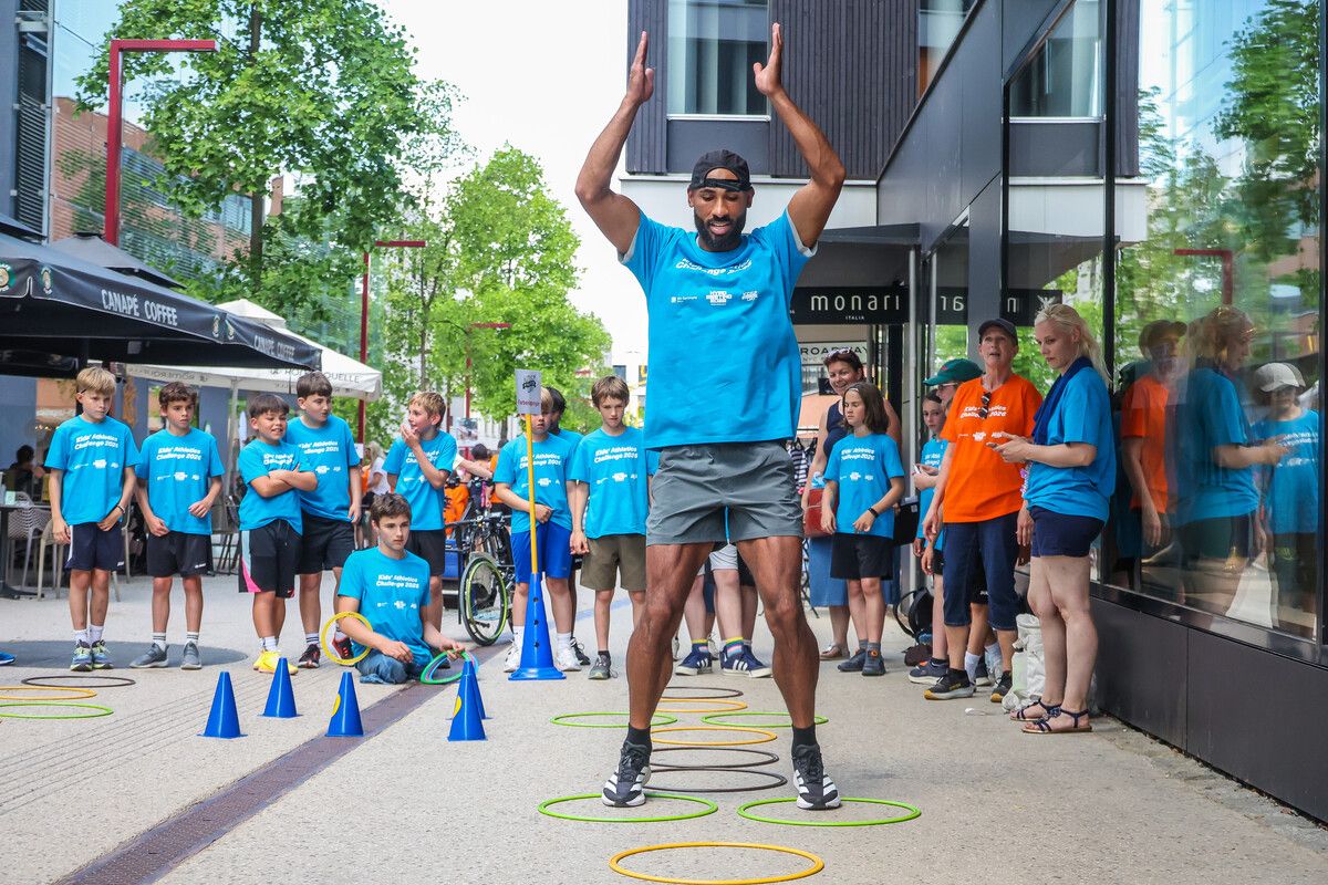 Einer der prominenten Übungsleiter war Rekordsieger Damian Warner.⇒
