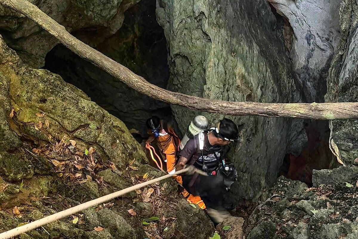 Einsatzkräfte konnten fünf Überlebende aus der Höhle bergen.⇒AFP