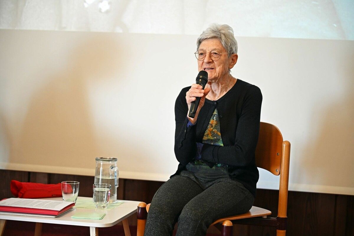 Elisabeth Ganglberger berichtete vor den Schülerinnen und Schülern von Flucht, Exil und Rückkehr.⇒Laurence Feider (3)