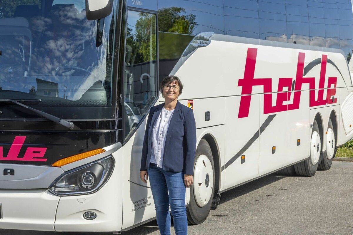 Elke Bereuter-Hehle ist seit 40 Jahren in der Busbranche aktiv, nach wie vor mit großer Freude.⇒VN/Paulitsch