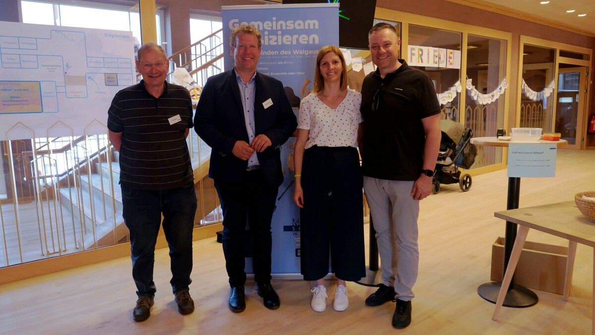 Elmar Gort (Sekretariat MS Walgau), Christian Mathis (Direktor MS Walgau), Astrid Gaßner (Sekretariat MS Walgau) und GR Jürgen Blacha.⇒He (5)