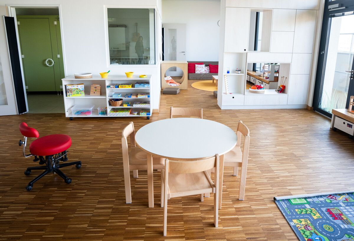 Eltern kritisieren unklare Gebührenregeln bei der Kinderbetreuung in Langen.⇒APA/HOCHMUTH
