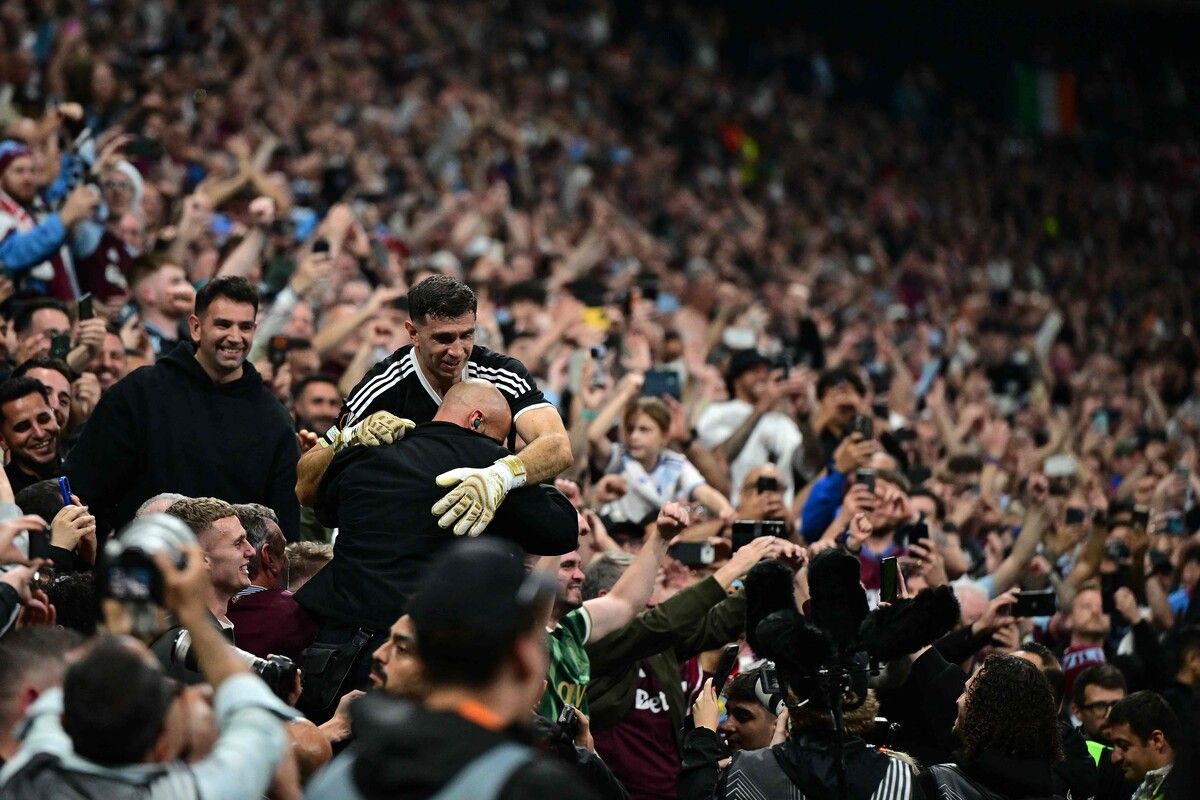 Emiliano Martinez nahm nach dem Gewinn der Europa League mit Aston Villa ein Bad in der Menge - trotz gebrochenen Fingers. ⇒apa