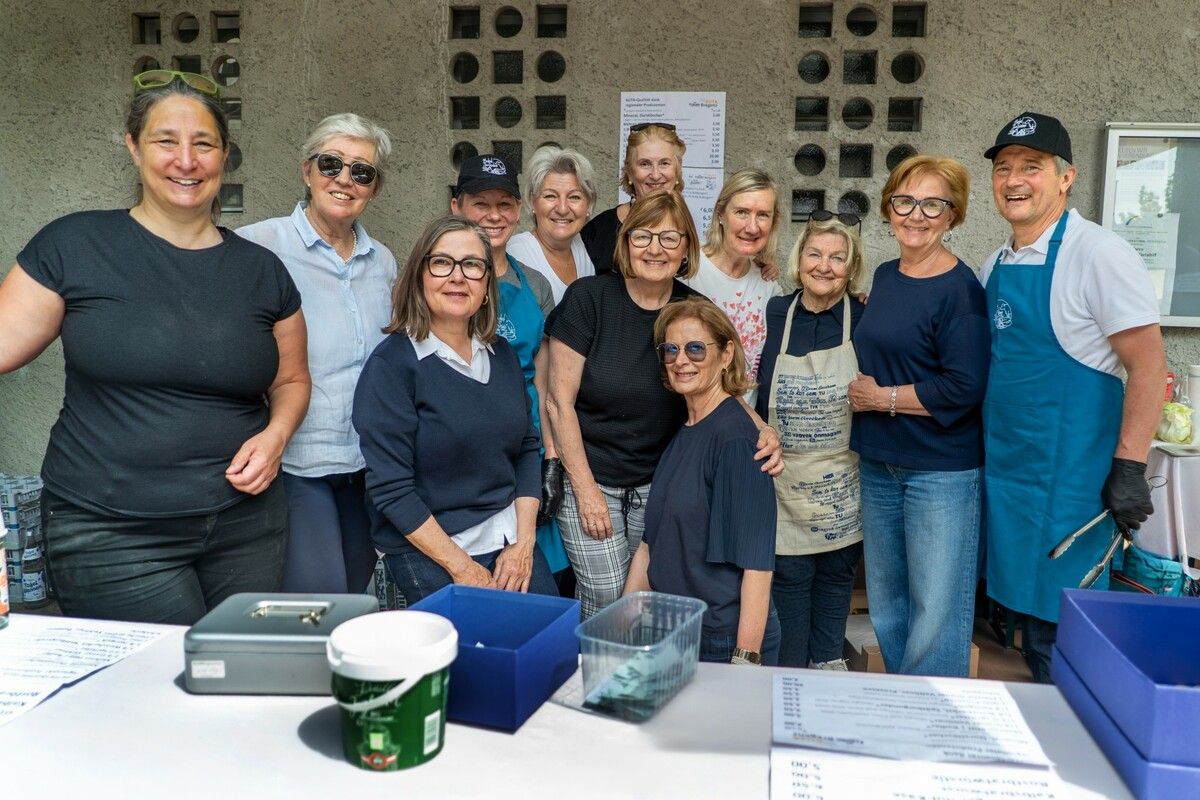 Engagiertes Team der GUTA Bregenz sorgt beim Kreativmärktle für Genuss und spendet für den guten Zweck. ⇒GUTA Bregenz