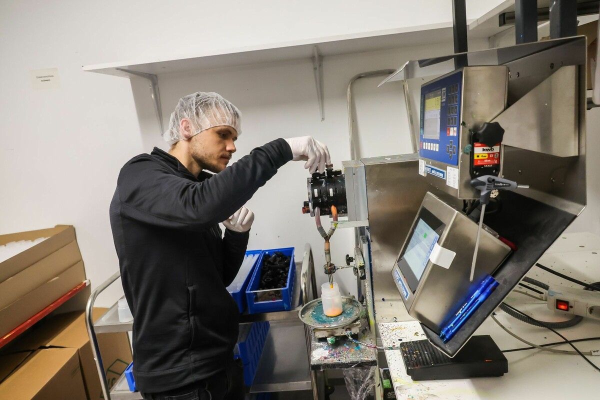 Entwicklung, Produktion und Vertrieb: Philipp Domenig stellt eine Farbe „made in Bludenz“ her. Begehrt sind die Produkte inzwischen international.⇒ VN/Steurer