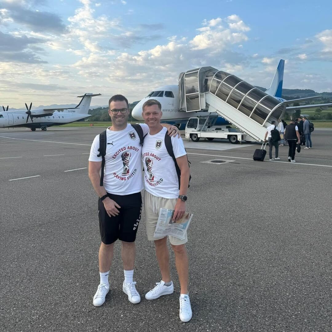 Ernährungscoach Martin Rinderer und Athletiktrainer Martin Hämmerle beim Abflug von Altenrhein nach Wien zum Nationalteam.⇒olympiazentrumvorarlberg