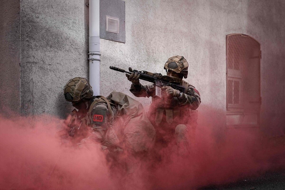 Fallschirmjäger der französischen Fremdenlegion kämpfen sich während einer Übung zum Häuserkampf in La Souterraine durch eine verrauchte Gasse vor.