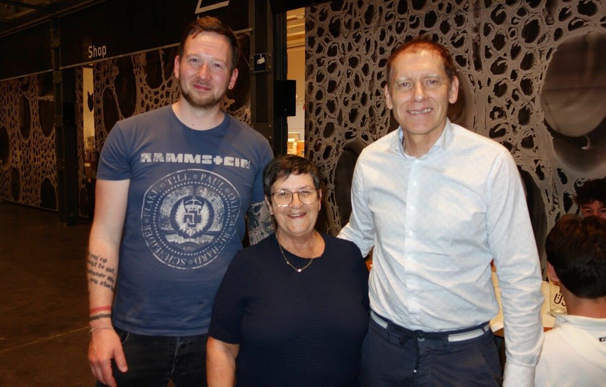 Fanstandchefin Regina Forster, flankiert von Guntram Schedler (re.) und Mario Kleber.⇒
              ⇒
              Sigbert Halder
