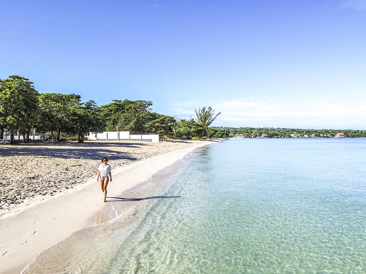 Feiner Sandstrand und flaches türkisfarbenes Wasser in Negril.⇒Beate Rhomberg