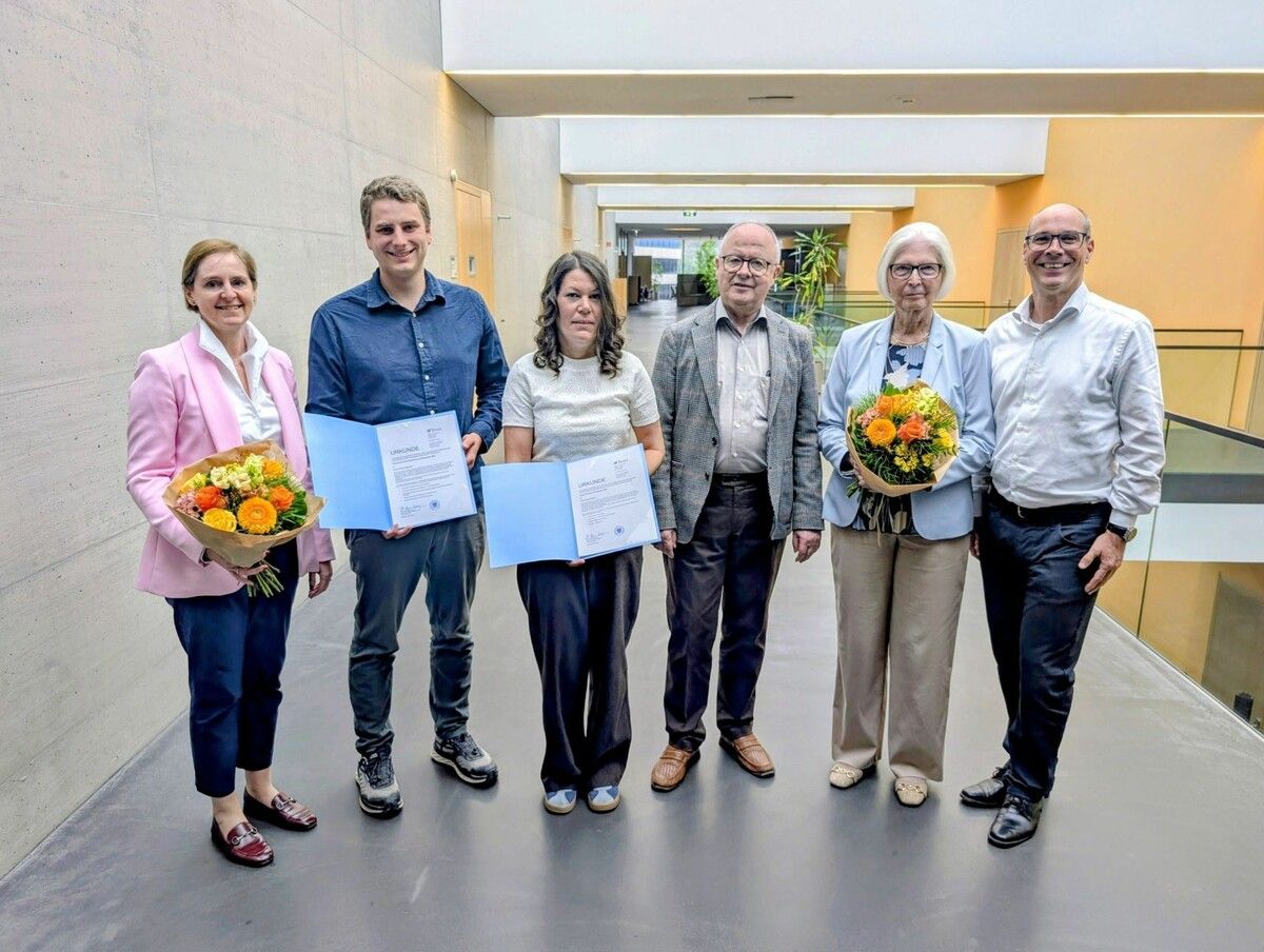 FHV-Rektorin Regine Kadgien (v.l.), Preisträger Florian Bischof, Preisträgerin Doris Pichler, Dr. Engelbert Zass, Hermine Zass-Gächter, FHV-Geschäftsführer Stefan Fitz-Rankl. ⇒FHV
