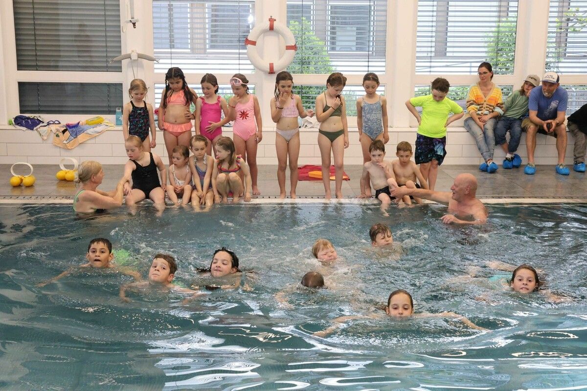 Im LKH Rankweil fiel der letzte Kinderschwimmkurs nicht ins Wasser. »A6