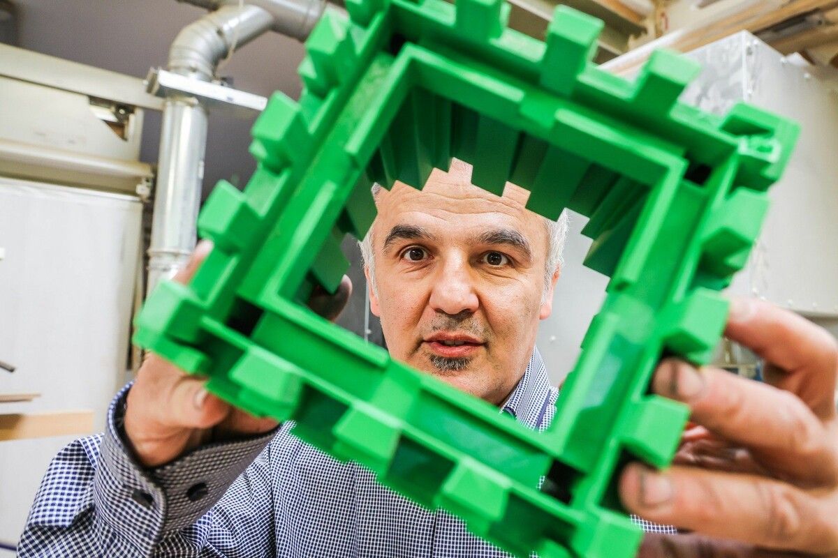 Fikret Buzkurt aus Lustenau hat Ziegel aus recyceltem Plastik entwickelt, die Erdbeben standhalten.⇒VN/Steurer (3)
