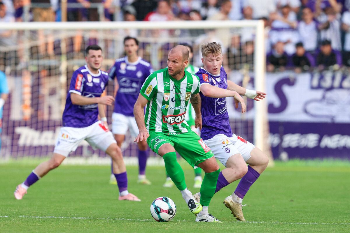 SALZBURG,AUSTRIA,08.MAY.26 - SOCCER - ADMIRAL 2. Liga, SV Austria Salzburg vs SC Austria Lustenau. Image shows Matthias Maak (A.Lustenau) and Nico Lukasser Weitlaner (Salzburg). Photo: GEPA pictures/ Mathias Mandl