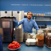 Amann Kaffee öffnet im Messepark das „Blaue Café“. »D1
