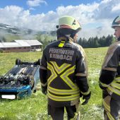 Autofahrerin überschlägt sich