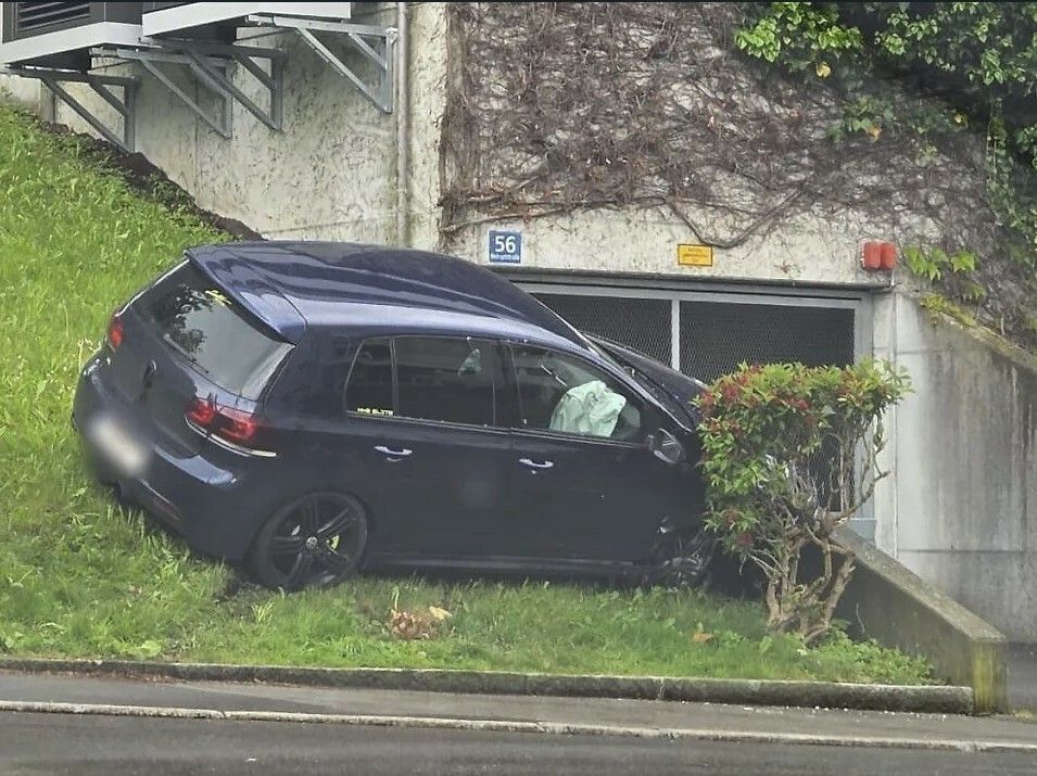 Alkolenker krachte gegen Mauer