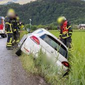 Auto landet im Graben