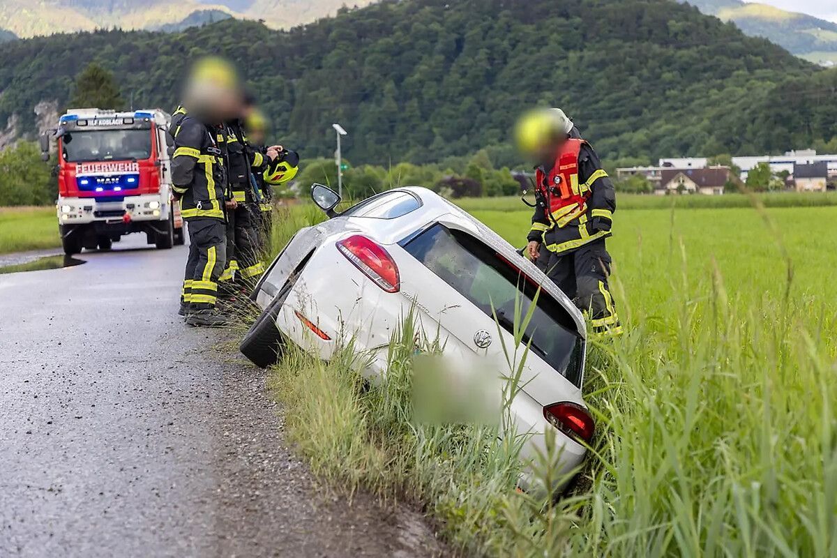 Auto landet im Graben