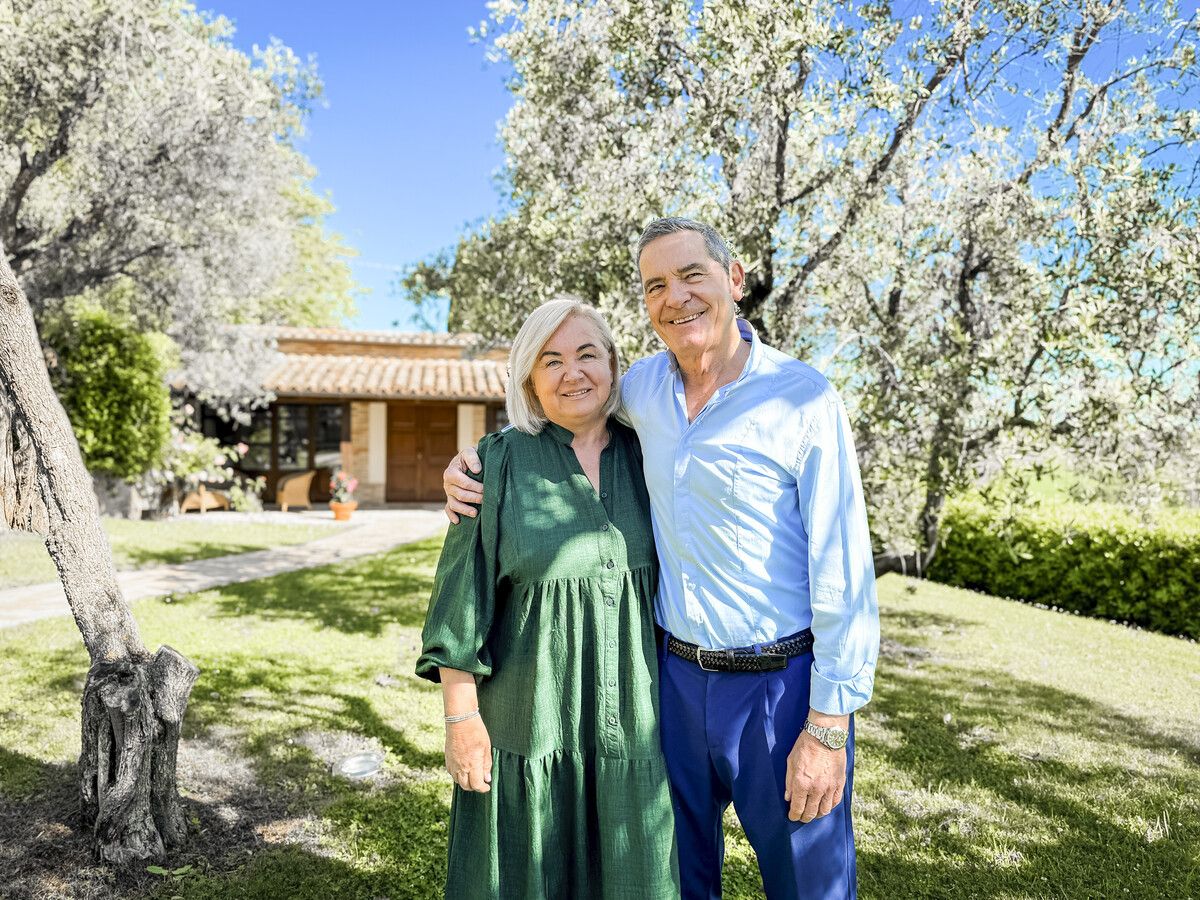 Franziska und Hansjörg Ganthaler im traumhaften Garten des Poggio Antico.⇒Beate rhomberg