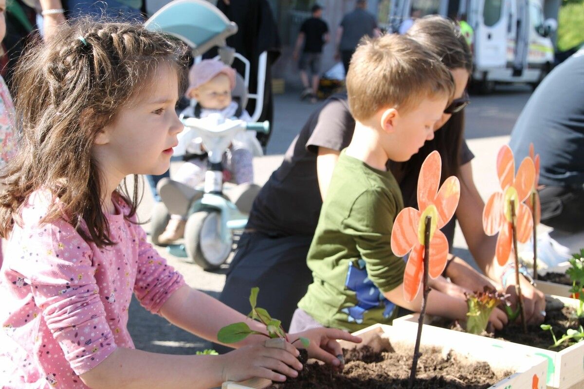Garten im Kleinformat: Die Bucher Kids legten selbst Hand an.⇒Michel Hannes Stocklasa (2)