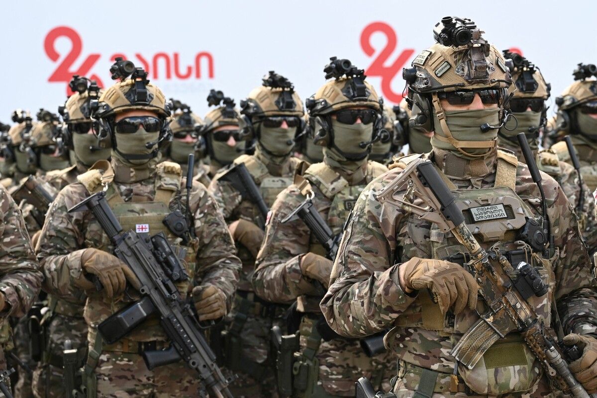 Georgische Soldaten nehmen an den Feierlichkeiten zum Unabhängigkeitstag Georgiens auf dem zentralen Freiheitsplatz in Tiflis teil.