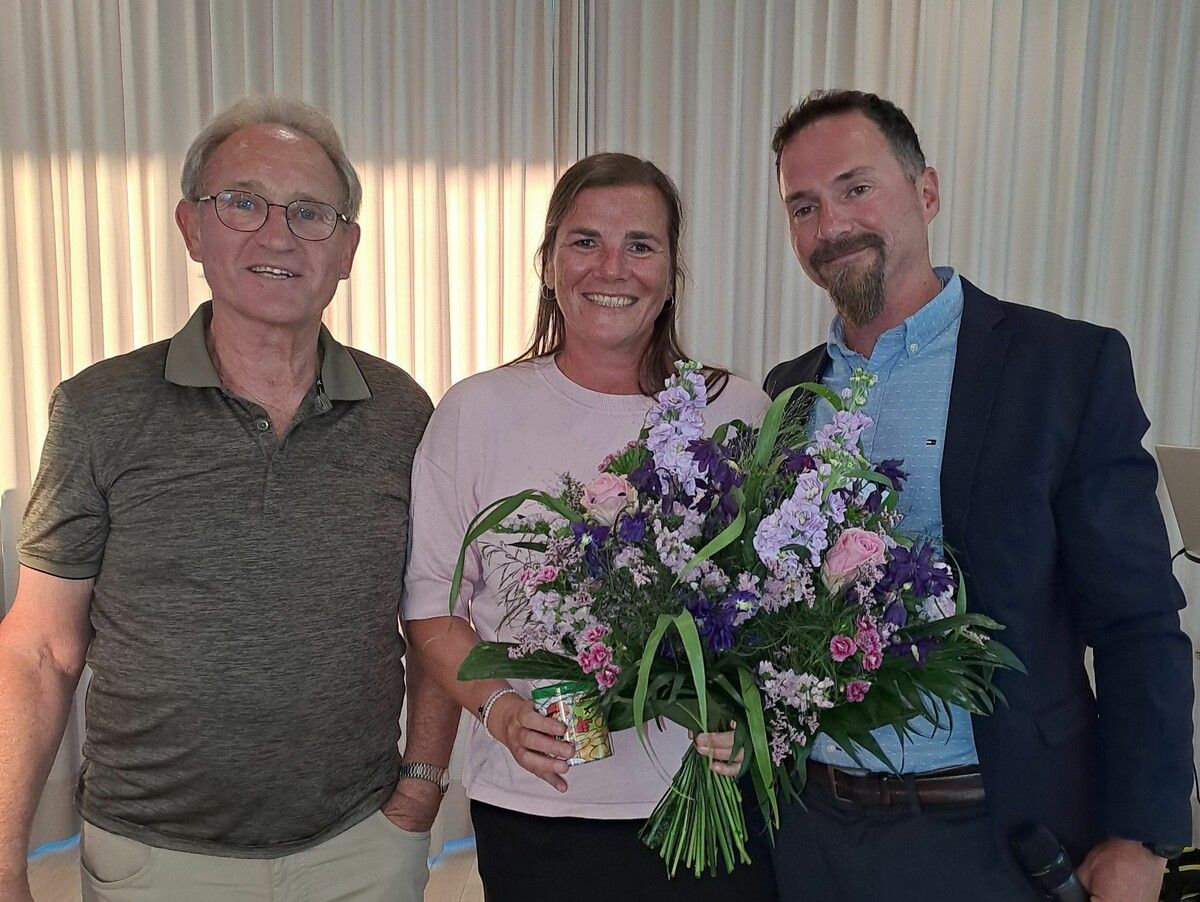 Gratulation gab es an Stefanie Klocker zu ihrem Masters-WM-Titel von Erich Fußenegger (l.) und Obmann Andreas Hammerer (r.).