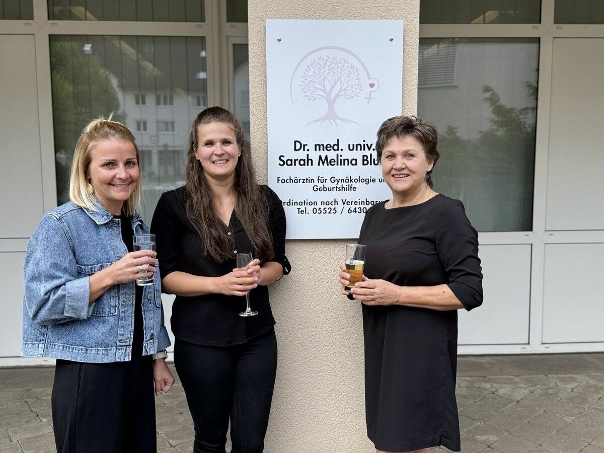 Gynäkologin Sarah Melina Blum (Mitte) mit den Ordinationsassistentinnen Jasmin Schuler und Sylvia Blum bei der Eröffnungsfeier.⇒⇒Sigrid Juen