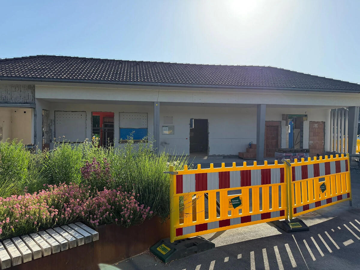 Im Gastgarten vor dem Gebäude können Besucher künftig sitzen und ihren Kaffee genießen.