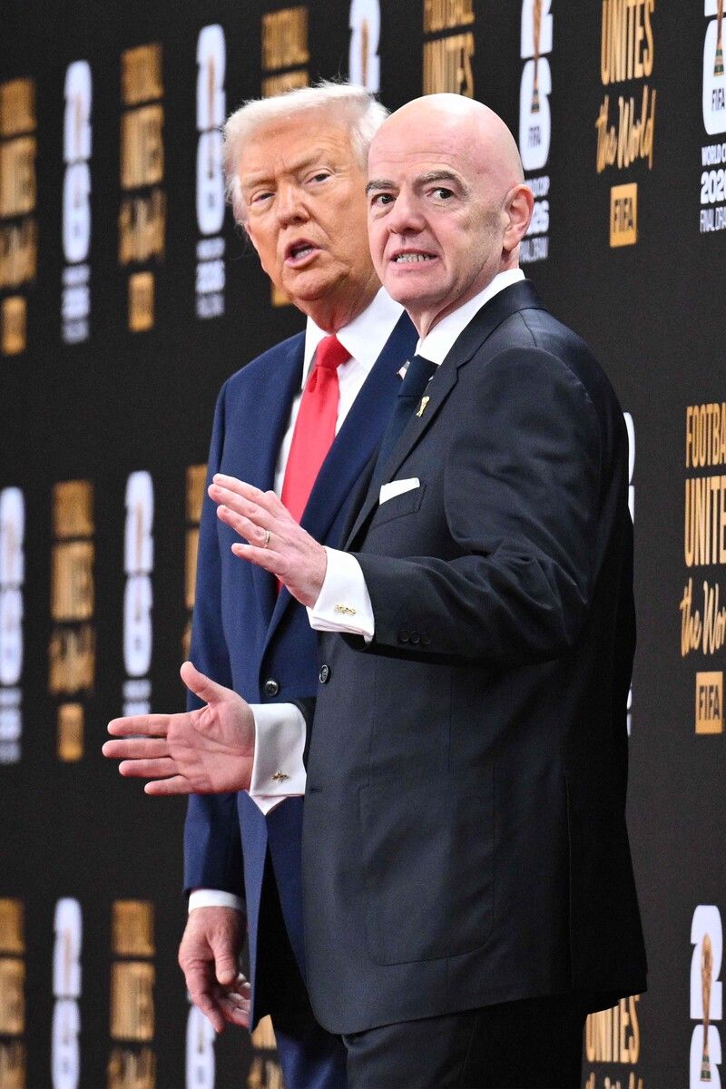Im Kreuzfeuer der Kritik: Donald Trump und Gianni Infantino.⇒APA