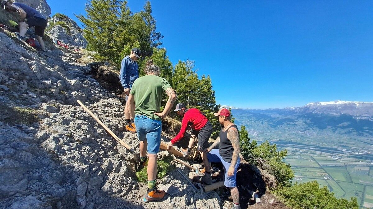 In luftiger Höhe gab es allerhand zu richten, um den Dreischwesternsteig zu sichern.⇒⇒alpenverein (2)