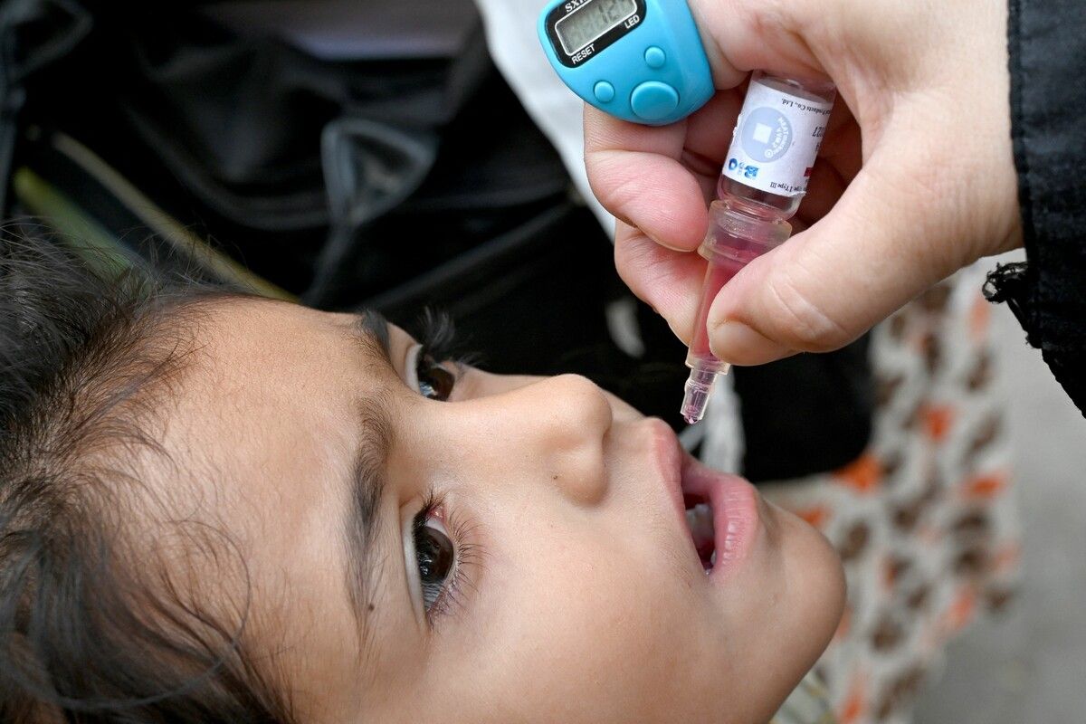 In Peschawar gehen Gesundheitshelfer von Tür zu Tür und verabreichen Kindern Polio-Tropfen.