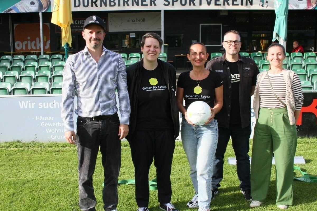 Initiatorin Cemanur Turan (mit Ball), Daniel Lenz, Lisa Marie Berkmann, Rolf Karner und Katharina Herzog bei der Premiere von Rette Leben – der Ball liegt bei dir.⇒Thomas Knobel (3)