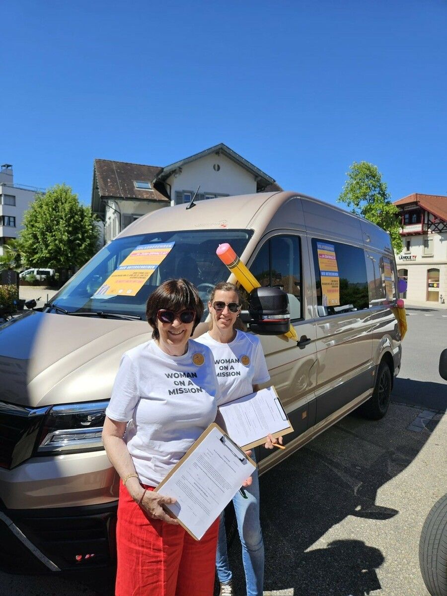 Initiatorinnen Miriam Capelli und Mechtild Bawart (l.) gehen für den Endspurt des Volksbegehrens auf Roadtrip durch Vorarlberg und sammeln direkt vor Ort Unterschriften.