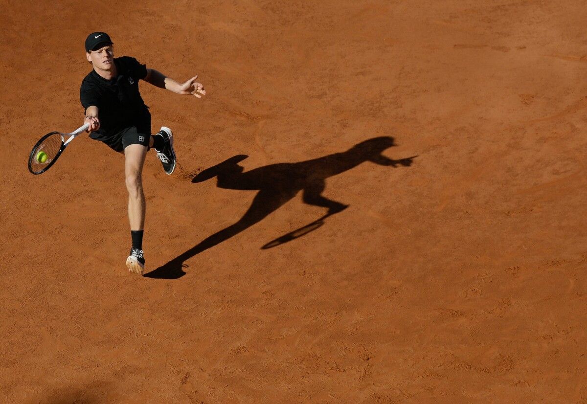 Jannik Sinner reist mit einer seltenen Ausgangslage nach Paris. Nach fünf Masters-Titeln in Serie ist Roland Garros nicht nur das nächste große Ziel, sondern auch die Chance, den Karriere-Slam zu schaffen.⇒AP