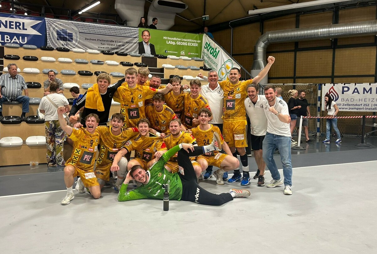 Jubel und Erleichterung bei Spielern, Trainer und Betreuern von Bregenz Handball nach dem Coup in Hollabrunn.⇒Privat