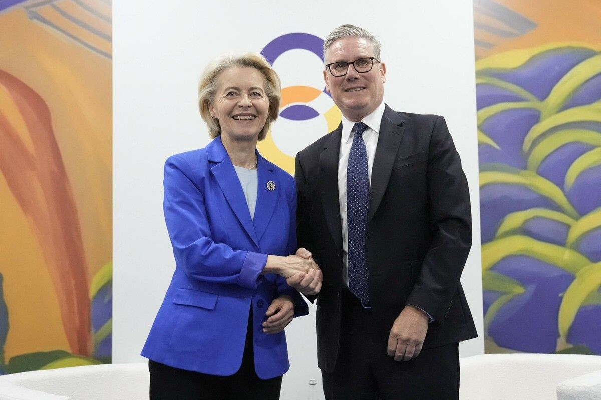 Keir Starmer mit Ursula von der Leyen beim EPC-Gipfeltreffen in Armenien.⇒AFP