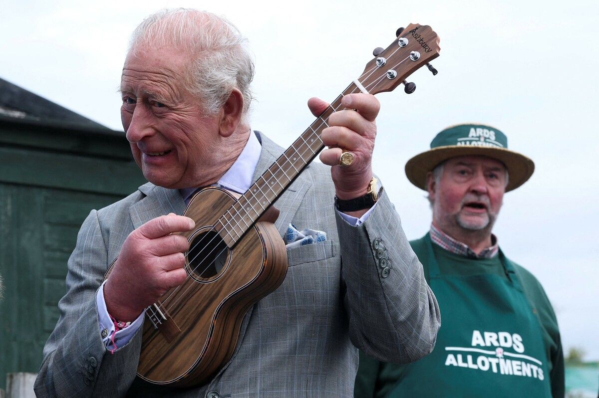 König Charles III. reagiert gut gelaunt, während er bei einem Besuch der Ards Allotments in Nordirland auf einer Ukulele spielt. afp (5)